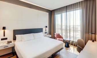 Ropa de cama de alta calidad, edredones de plumas, minibar y caja fuerte