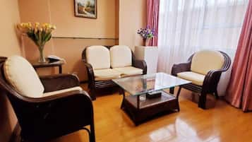 Phòng Suite Tiêu chuẩn | Bàn, màn/rèm cản sáng, bàn ủi/dụng cụ ủi quần áo