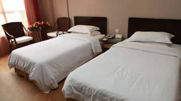 Bàn, màn/rèm cản sáng, bàn ủi/dụng cụ ủi quần áo