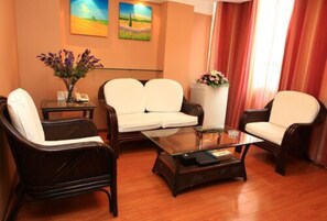 تلفزيون بشاشة مسطحة بحجم 21-بوصة يعرض قنوات تلفزيونية باشتراك مدفوع