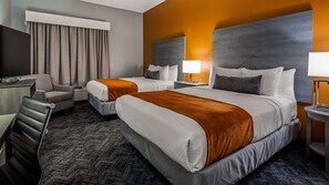 Luxe beddengoed, pillowtop-bedden, een bureau, verduisterende gordijnen
