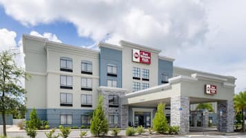 Un hotel Best Western Plus con una estructura de dos pisos, una entrada cubierta y un estacionamiento.