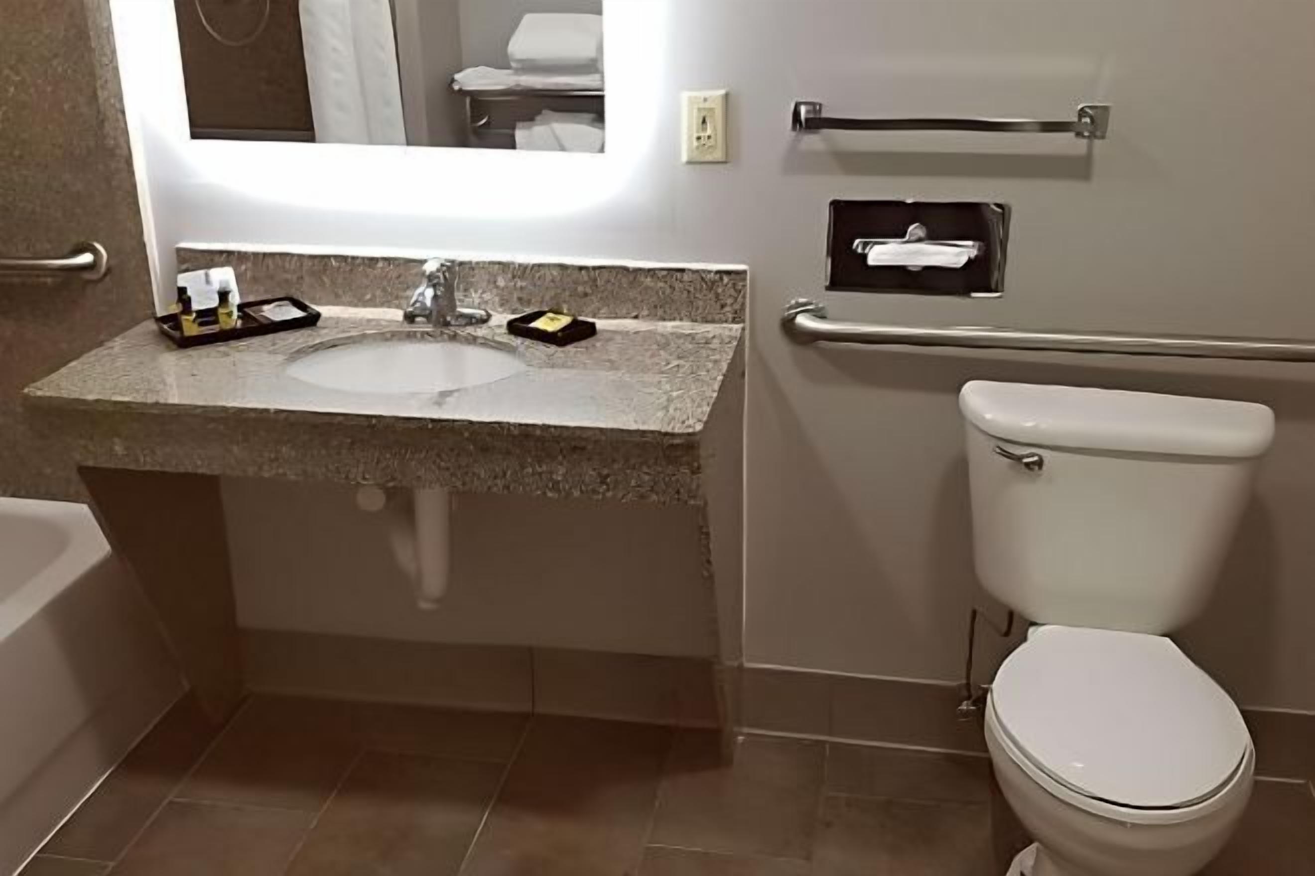 浴室 | 淋浴/盆浴组合、免费洗浴用品、吹风机、毛巾