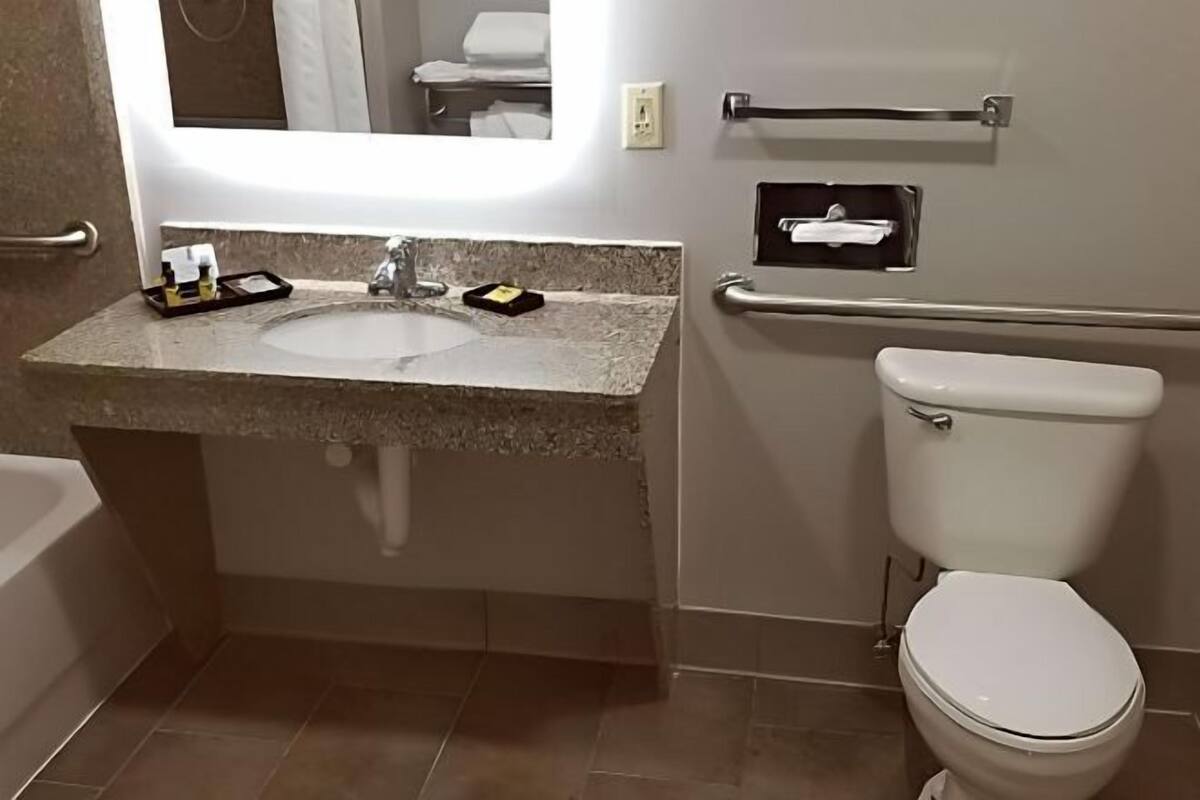 Badkamer | Een bad/douchecombinatie, gratis toiletartikelen, een haardroger