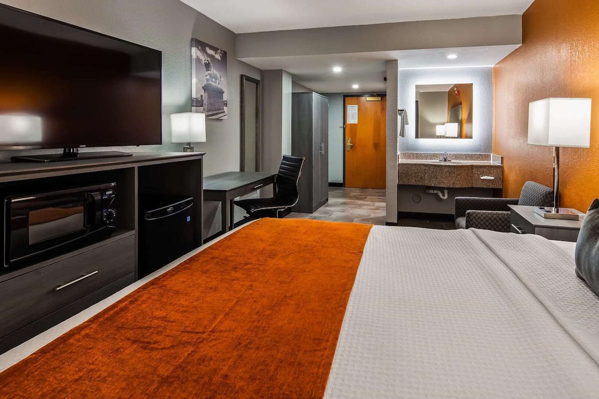 Premium bedding, pillowtop beds, desk, blackout drapes