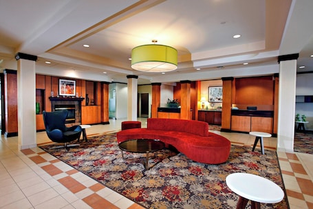 Lobby. Fairfield Inn & Suites by Marriott Sudbury