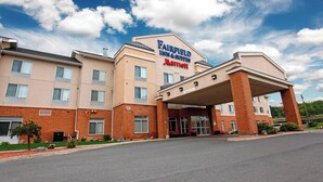 A Fairfield Inn & Suites by Marriott hotel with a covered entrance, brick facade, and multiple windows. - Fairfield Inn & Suites by Marriott Sudbury (Sudbury)