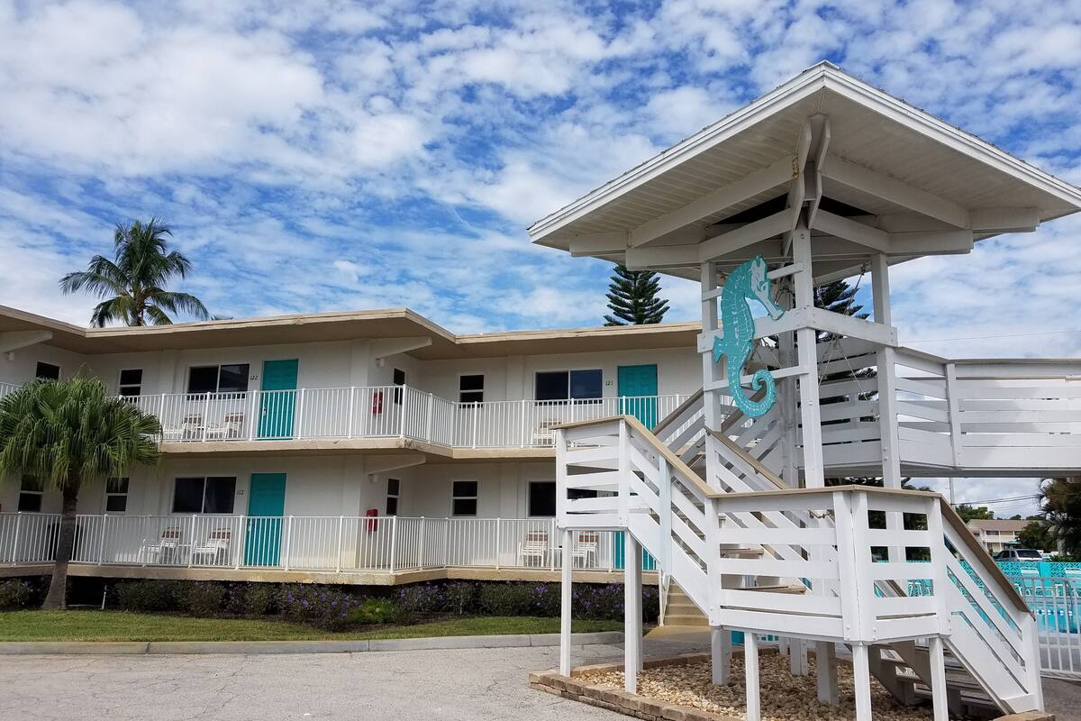 1 Bedroom King Suite Apartment | Hiên