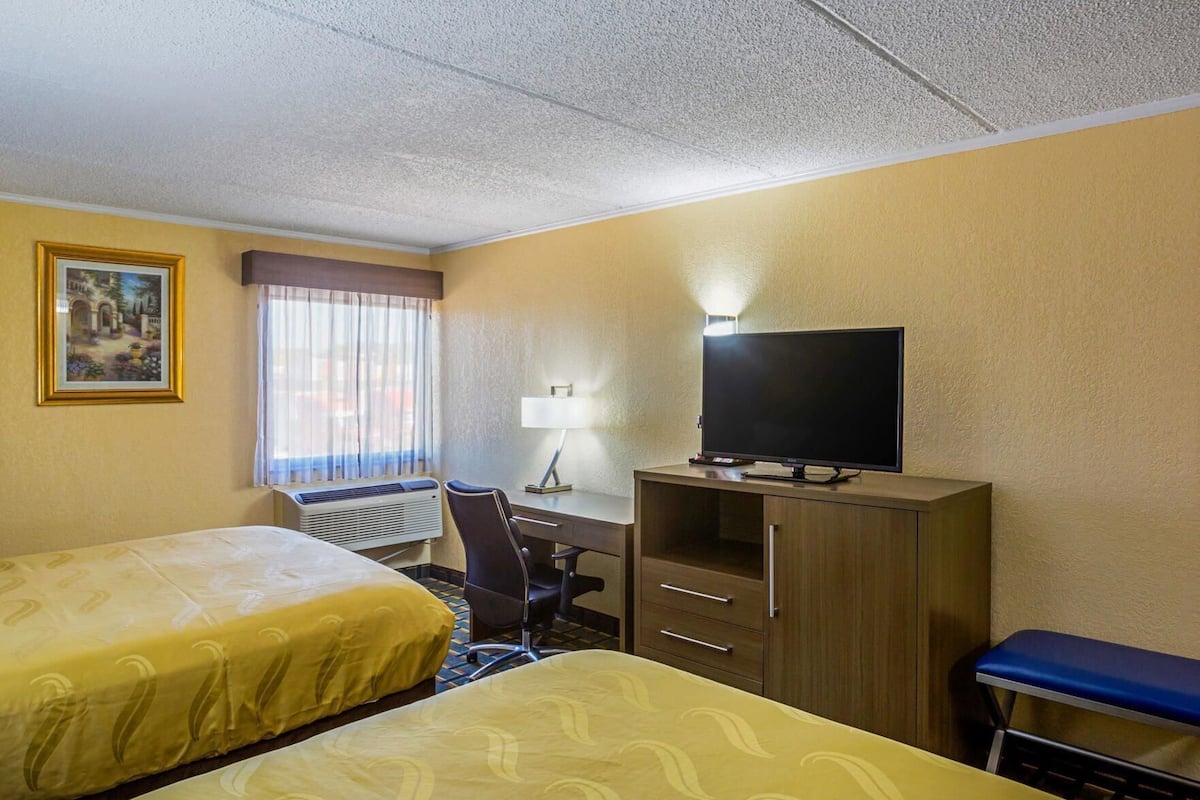 Desk, laptop workspace, iron/ironing board, free WiFi