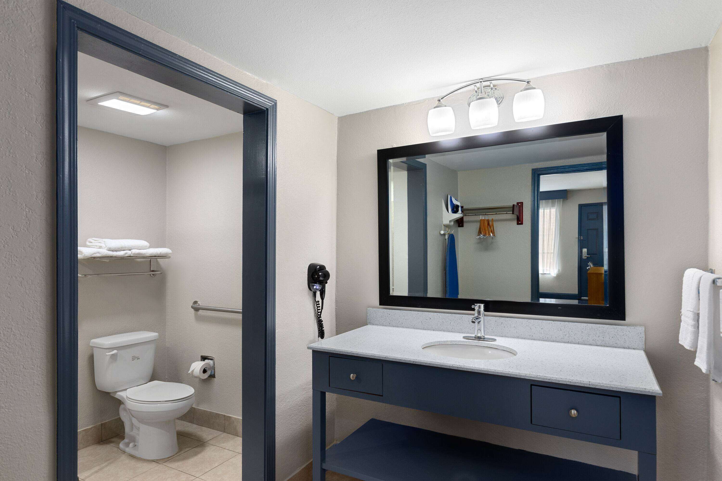 Quarto, 1 cama King, acessível para pessoas com deficiência física (Bathtub w/ Grab Bars) | Banheiro | Chuveiro/banheira combinados, produtos de toalete grátis
