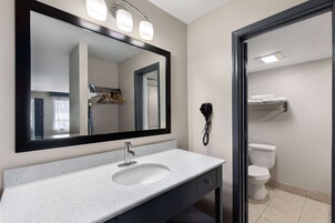 Combined shower/tub, free toiletries, hair dryer, towels