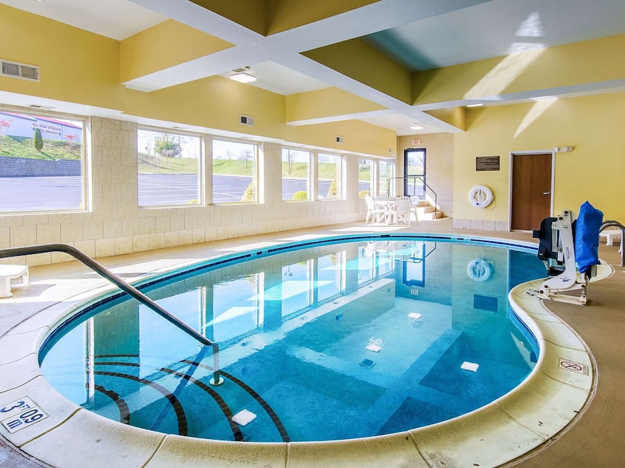 Een binnenzwembad en ligstoelen