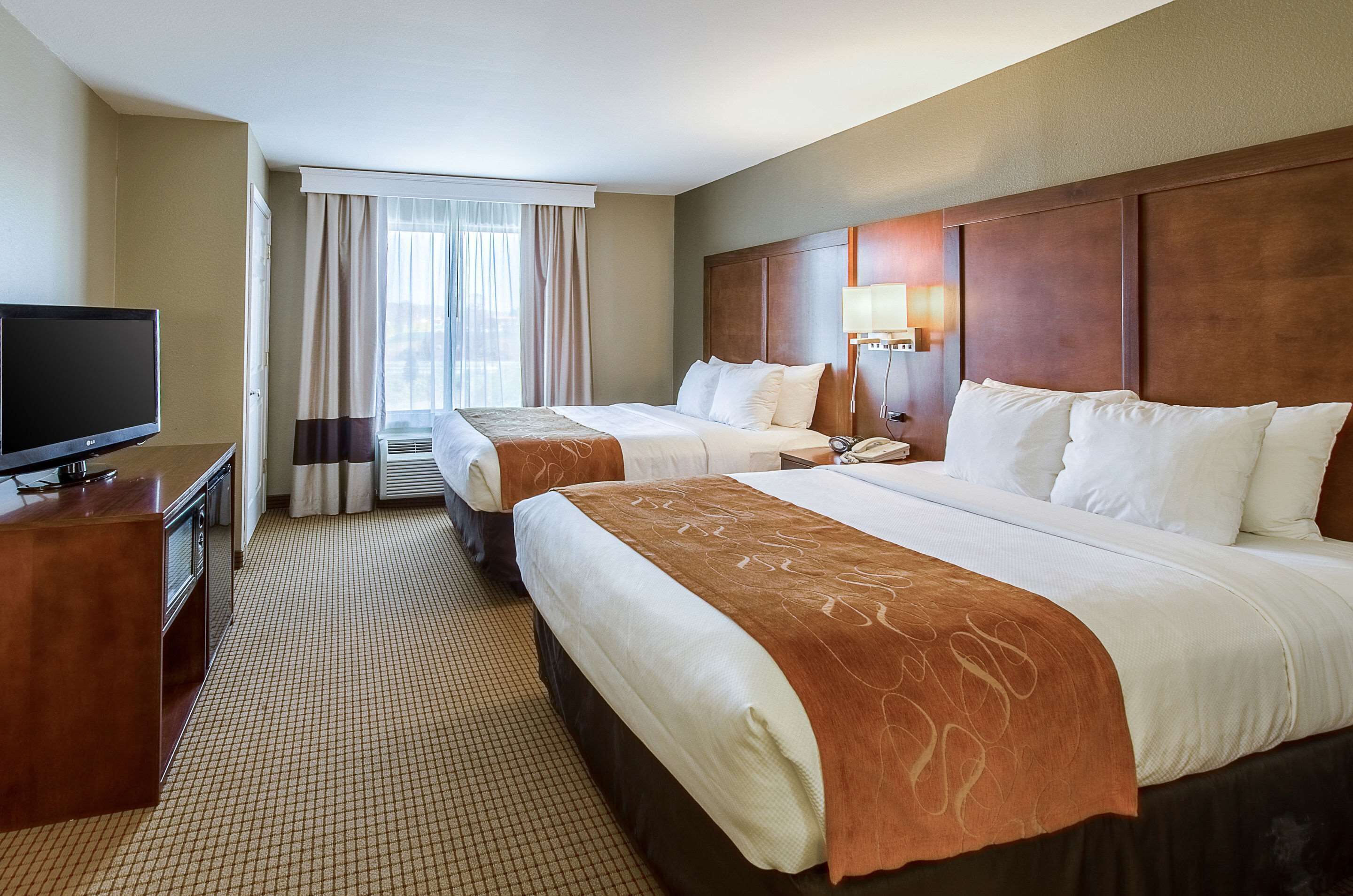 suite, non smoking | desk, blackout curtains, iron/ironing board, wifi