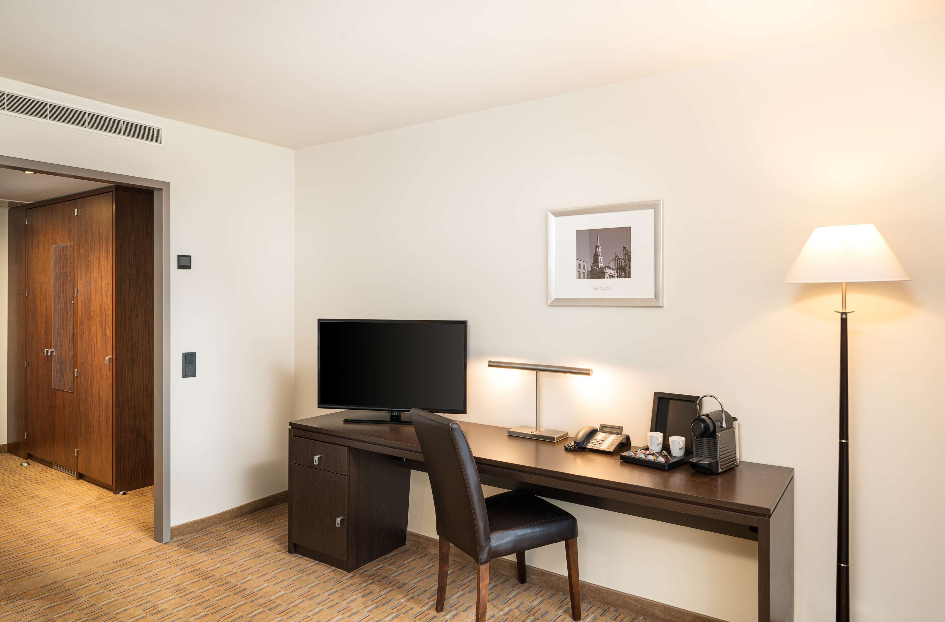 executive double room with lateral river view | hypo-allergenic bedding, minibar, in-room safe, desk