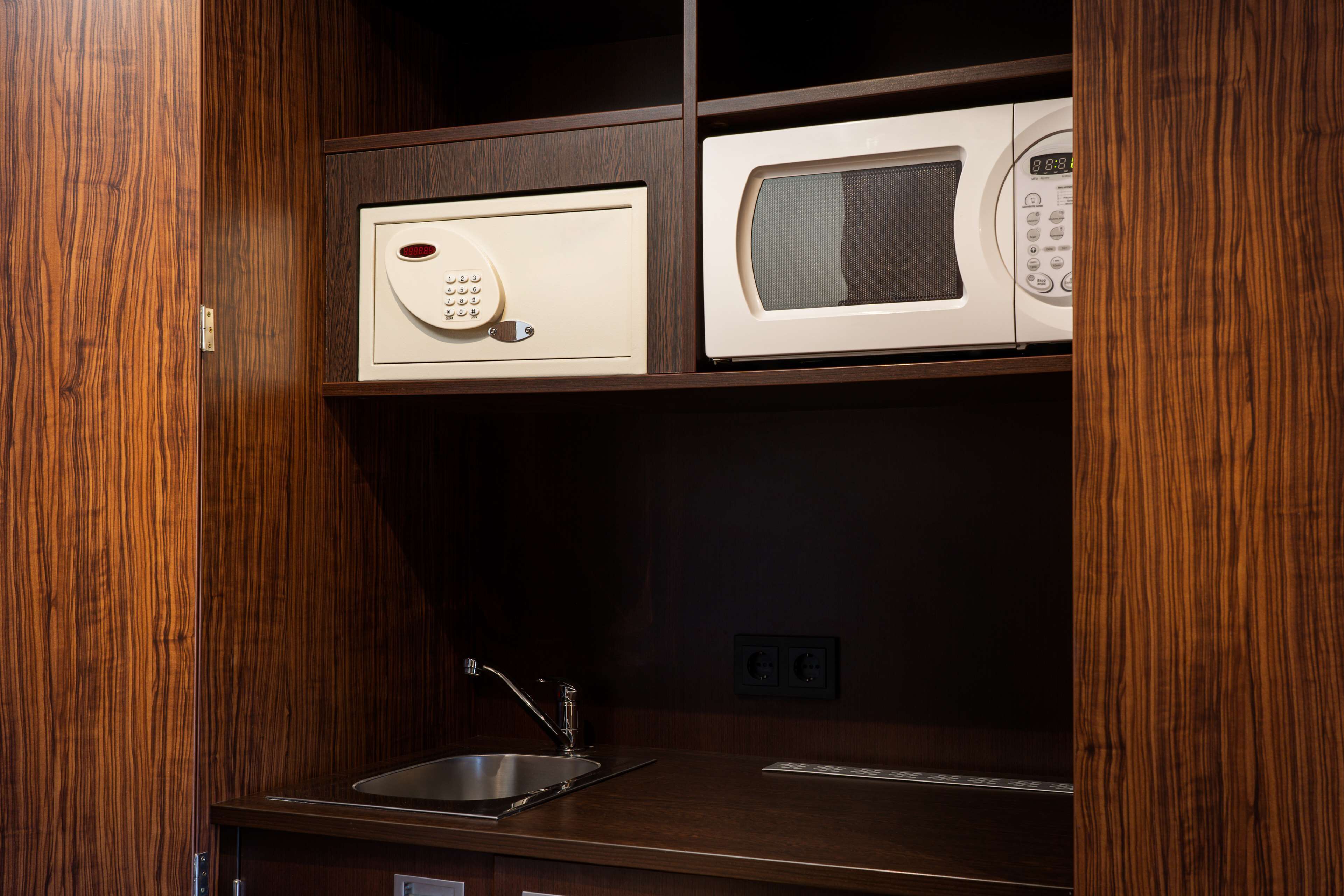 executive double room with lateral river view | hypo-allergenic bedding, minibar, in-room safe, desk