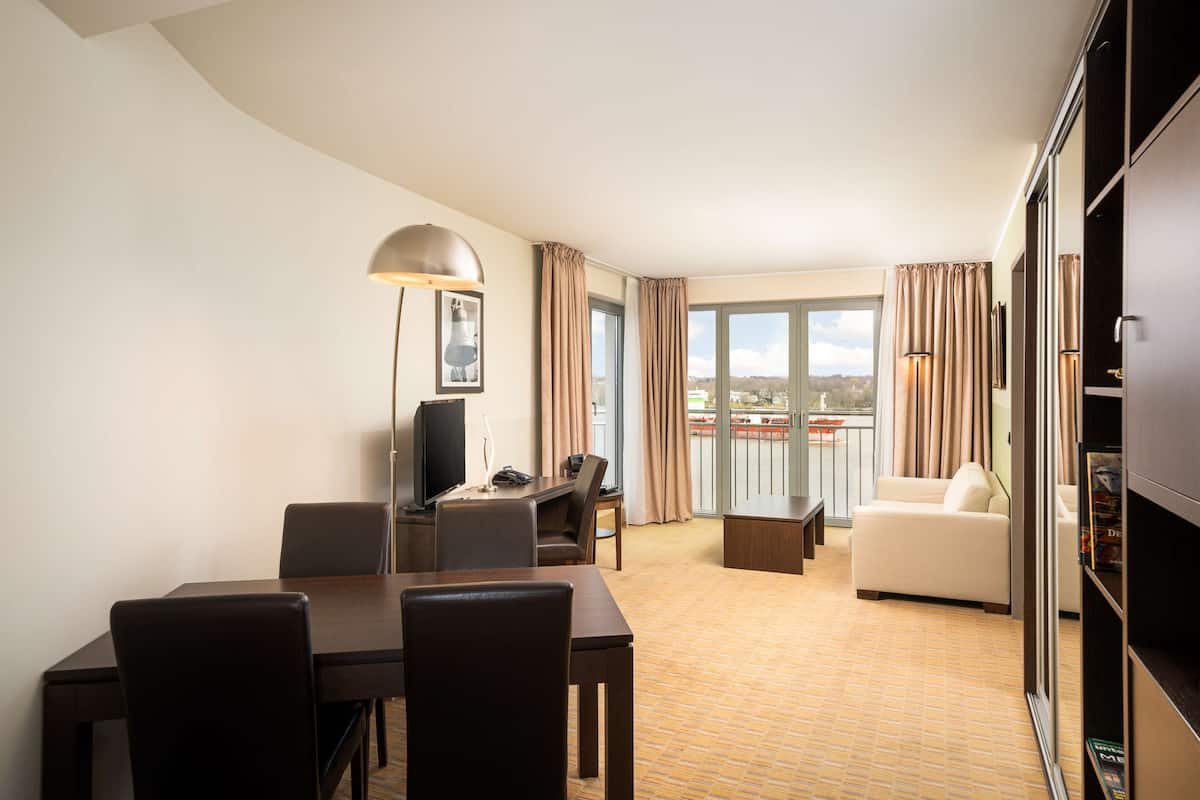 Suite, uitzicht op rivier | 1 slaapkamer, hypoallergeen beddengoed, een minibar