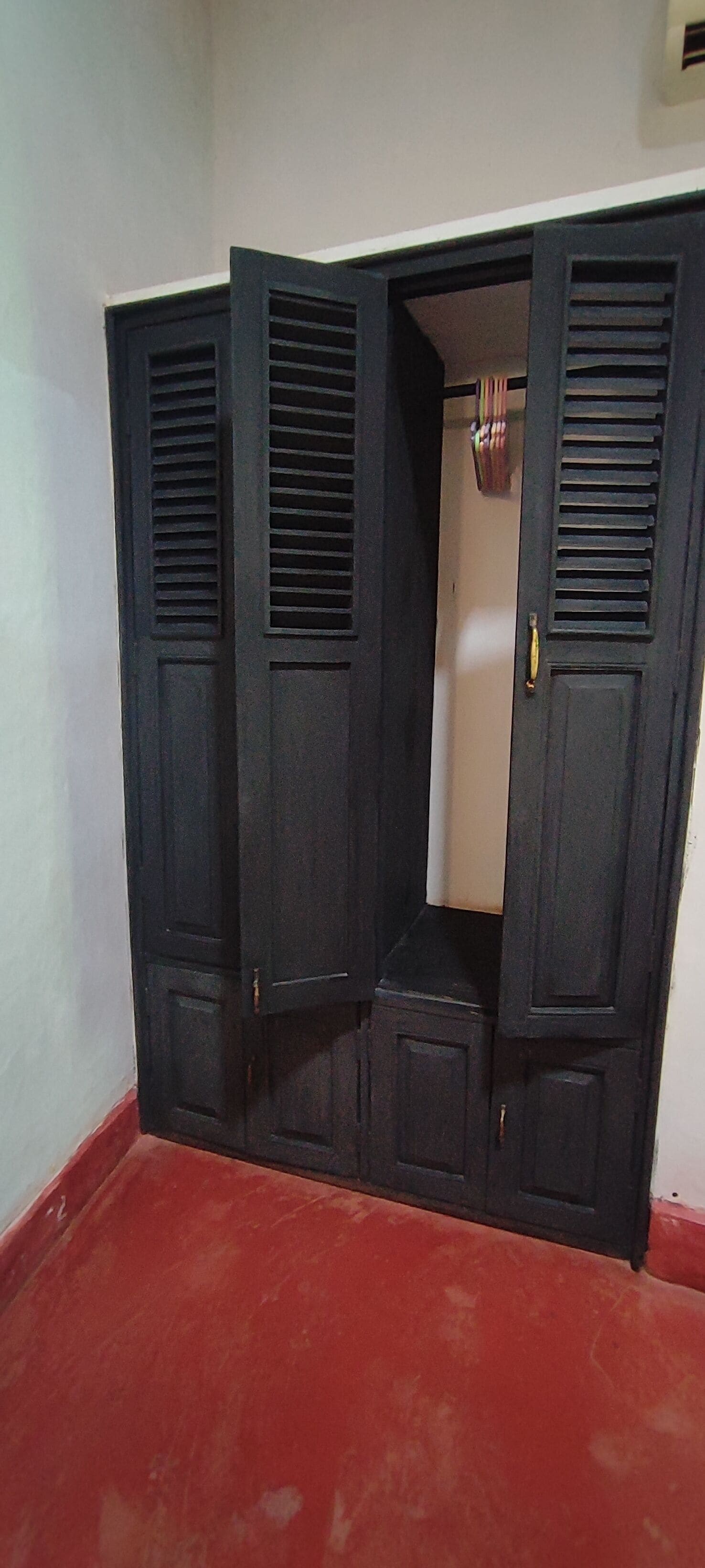Ein geschlossener Kleiderschrank mit Spiegel und Türgriff.