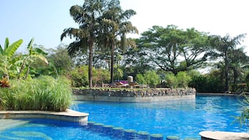 Piscine extérieure, parasols de plage, chaises longues