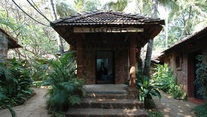 A reception area with a tiled roof and stone steps leading to a doorway. - Hotel Laguna Anjuna, Goa (Anjuna)