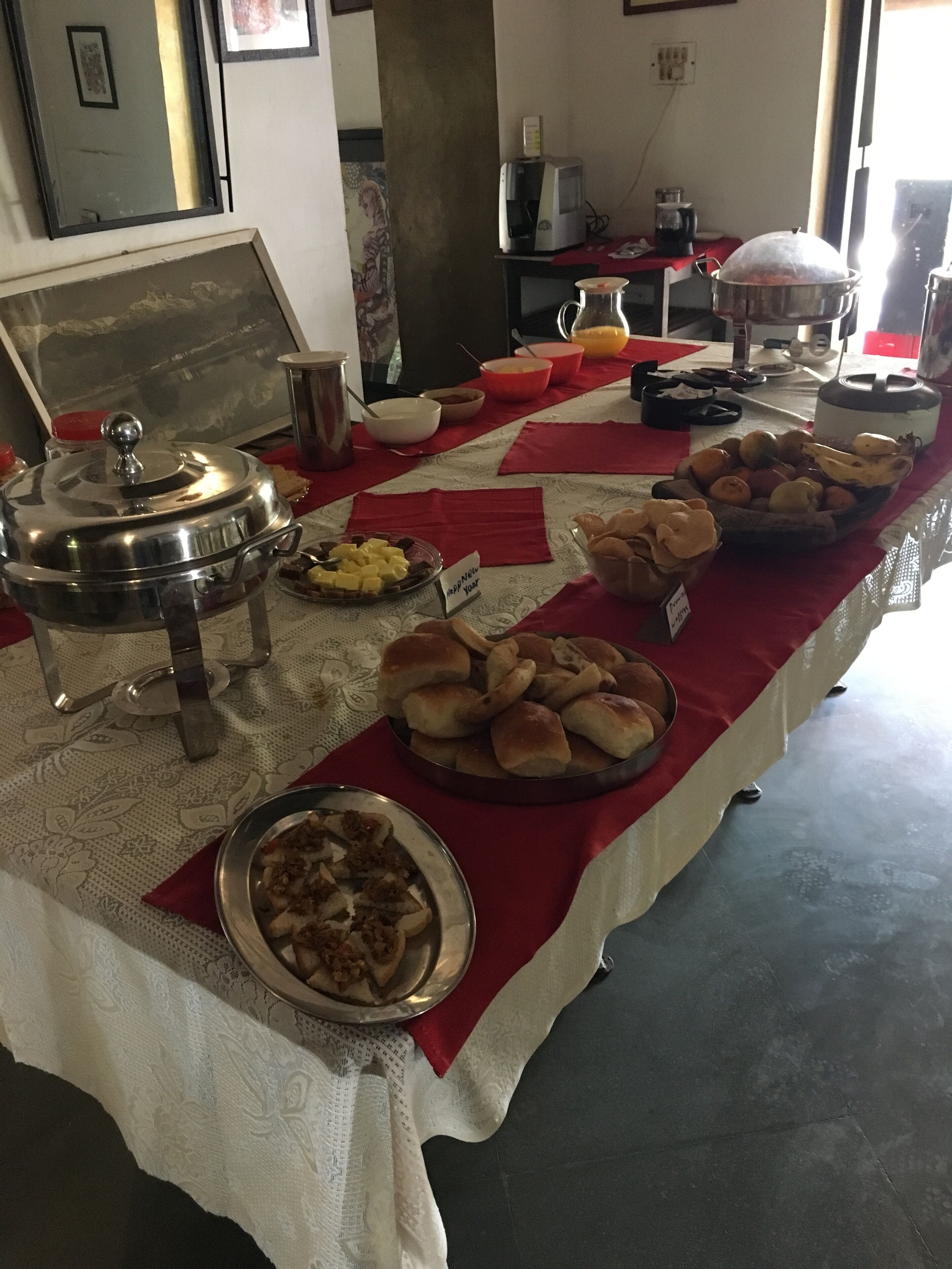 Une table de buffet avec divers plats et une machine à café.