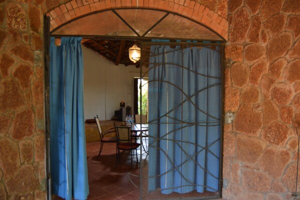 2 Bedroom Cottage Suite | Balcón