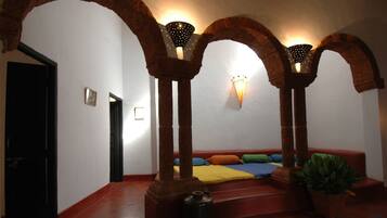 2 Bedroom Cottage Suite | Wohnbereich | 29-Zoll-Fernseher mit Kabelempfang, Bücher