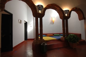 2 Bedroom Cottage Suite | Living area | 29-inch TV with cable channels, books - Hotel Laguna Anjuna, Goa (Anjuna)