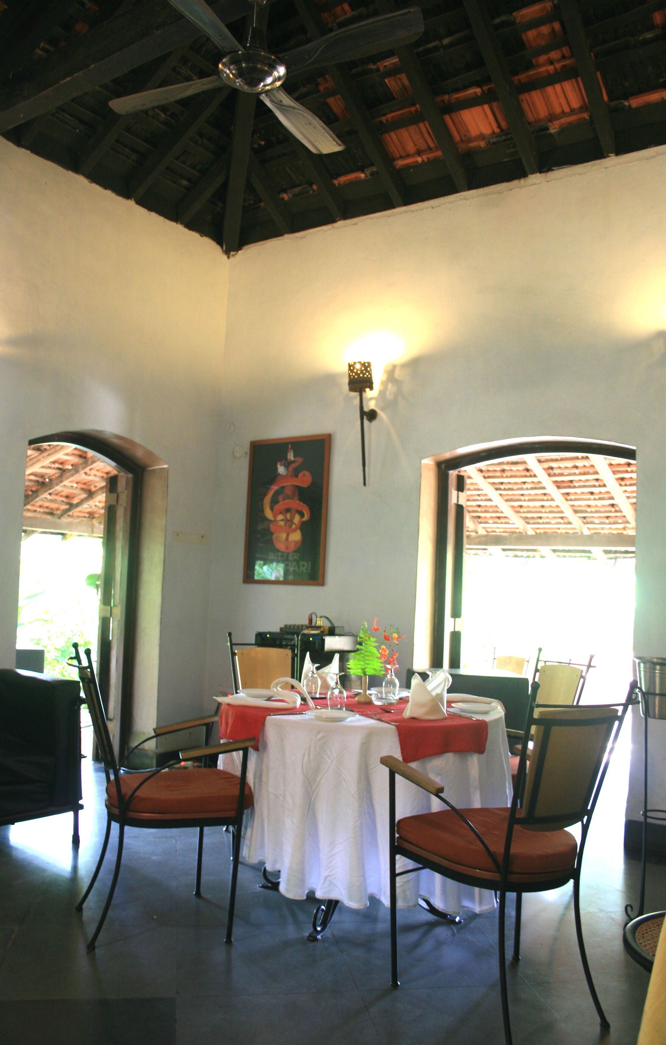 Frühstück, lokale und internationale Küche, Blick auf den Pool 