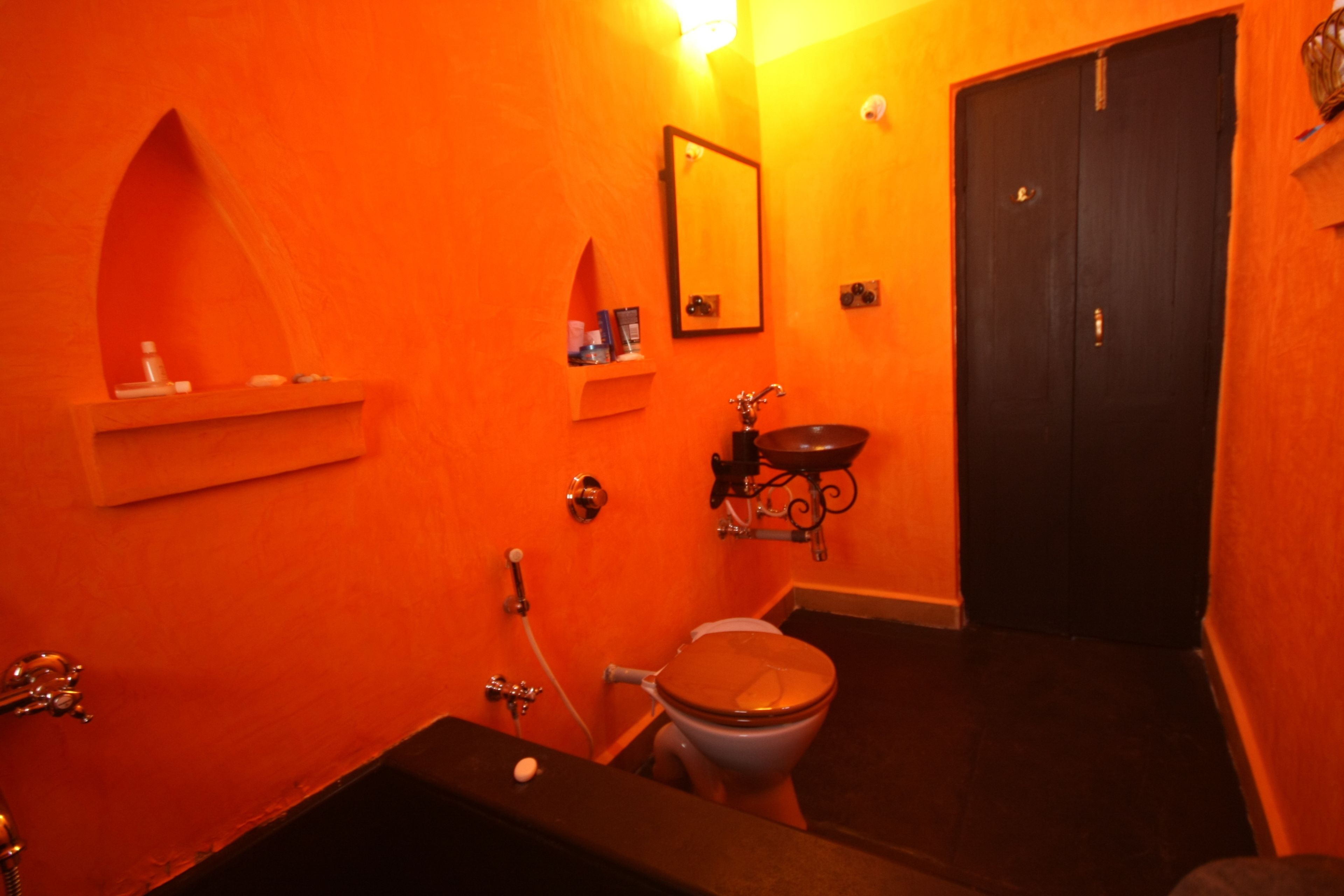 Une salle de bain avec des toilettes, un lavabo et un miroir.