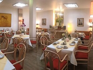 Daily buffet breakfast (EUR 9 per person) - City Hotel Düsseldorf (Düsseldorf)