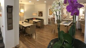 Ein modernes Interieur mit Essbereich, einer Couch und einer Treppe.