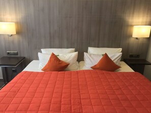 Hypo-allergenic bedding, desk, laptop workspace, blackout curtains - City Hotel Düsseldorf (Düsseldorf)