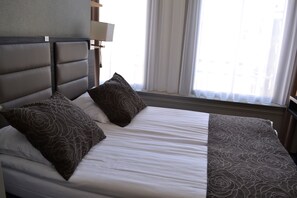 房內夾萬、書桌、遮光窗簾/窗簾、熨斗/熨衫板