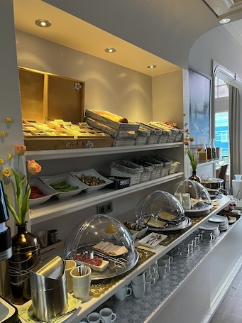 Free daily continental breakfast