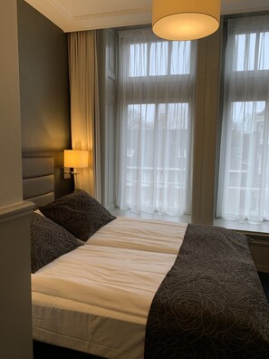Deluxe Double Room, 1 Double Bed | In-room safe, desk, blackout curtains, iron/ironing board - Hotel Clemens Amsterdam (Amsterdam)