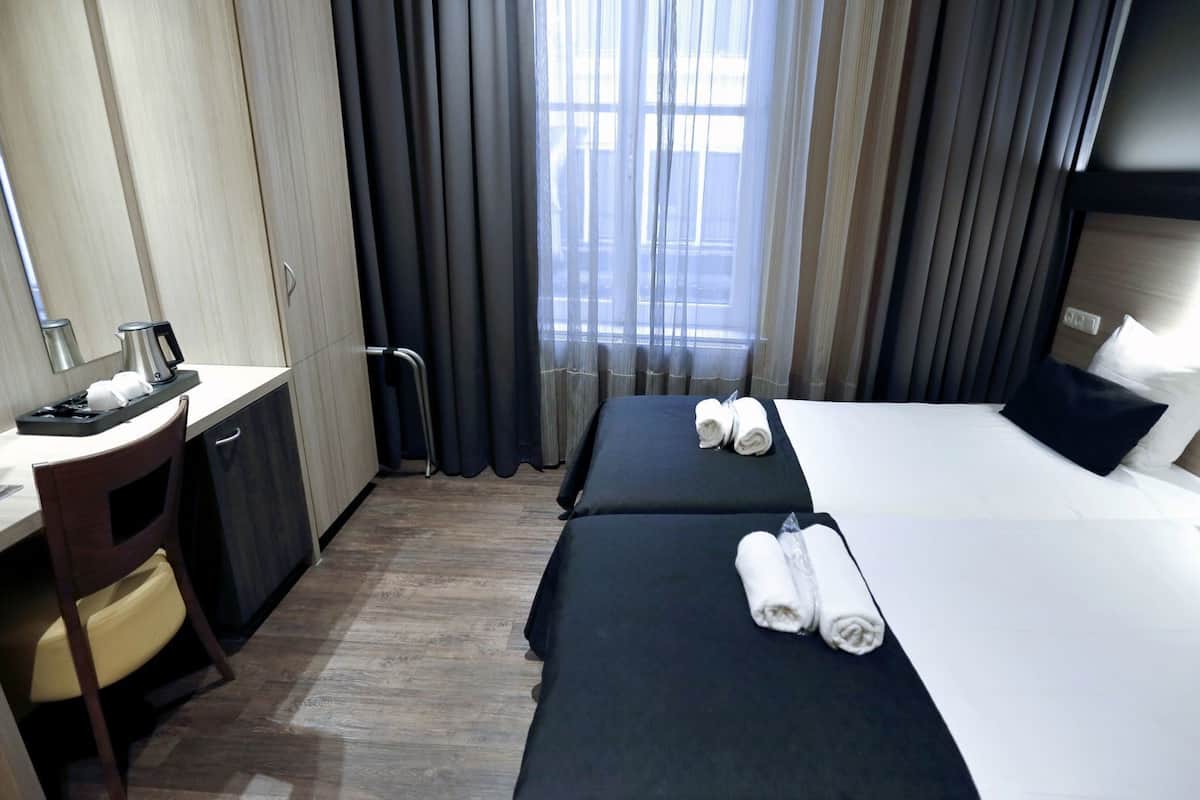 In-room safe, desk, free WiFi