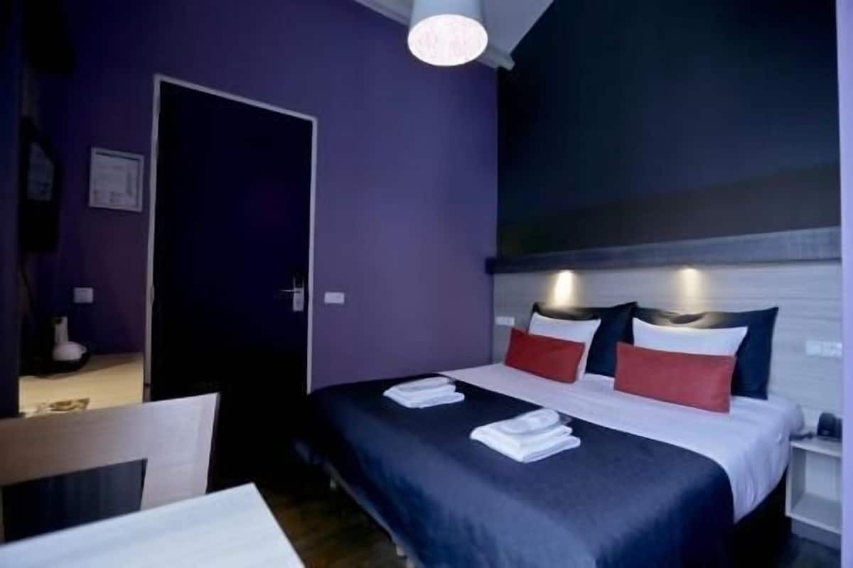 In-room safe, desk, free WiFi