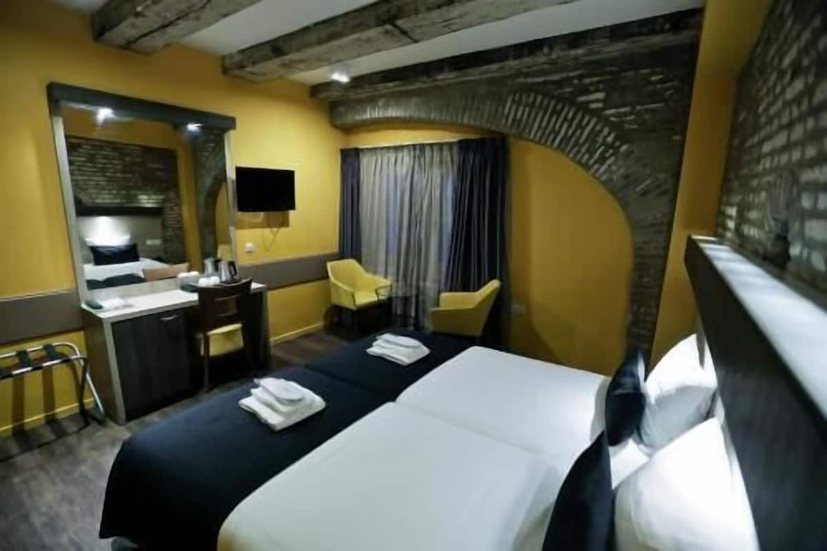 In-room safe, desk, free WiFi