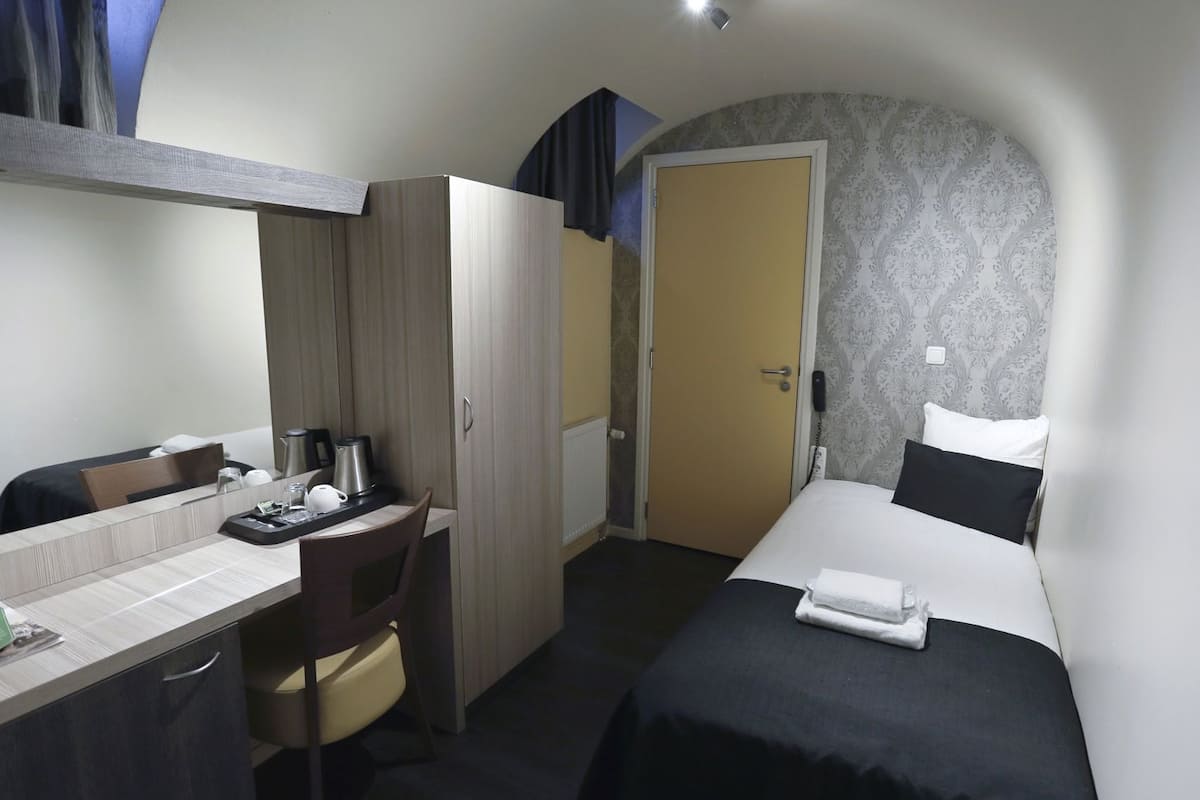 In-room safe, desk, free WiFi