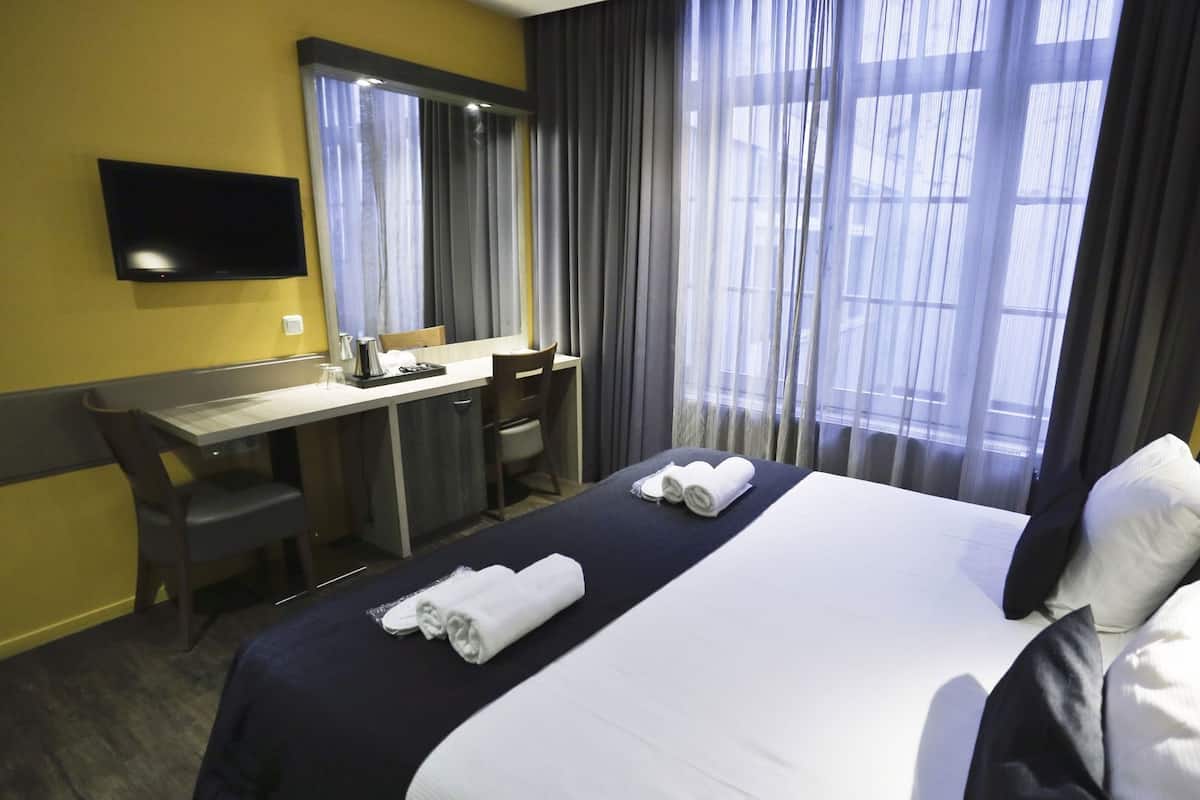 In-room safe, desk, free WiFi