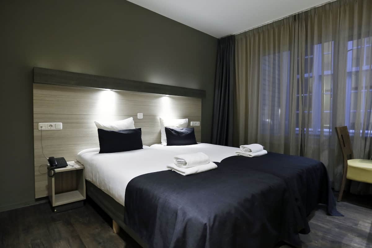 Habitación superior con 2 camas individuales, 2 camas individuales | Caja fuerte, escritorio, wifi gratis y ropa de cama