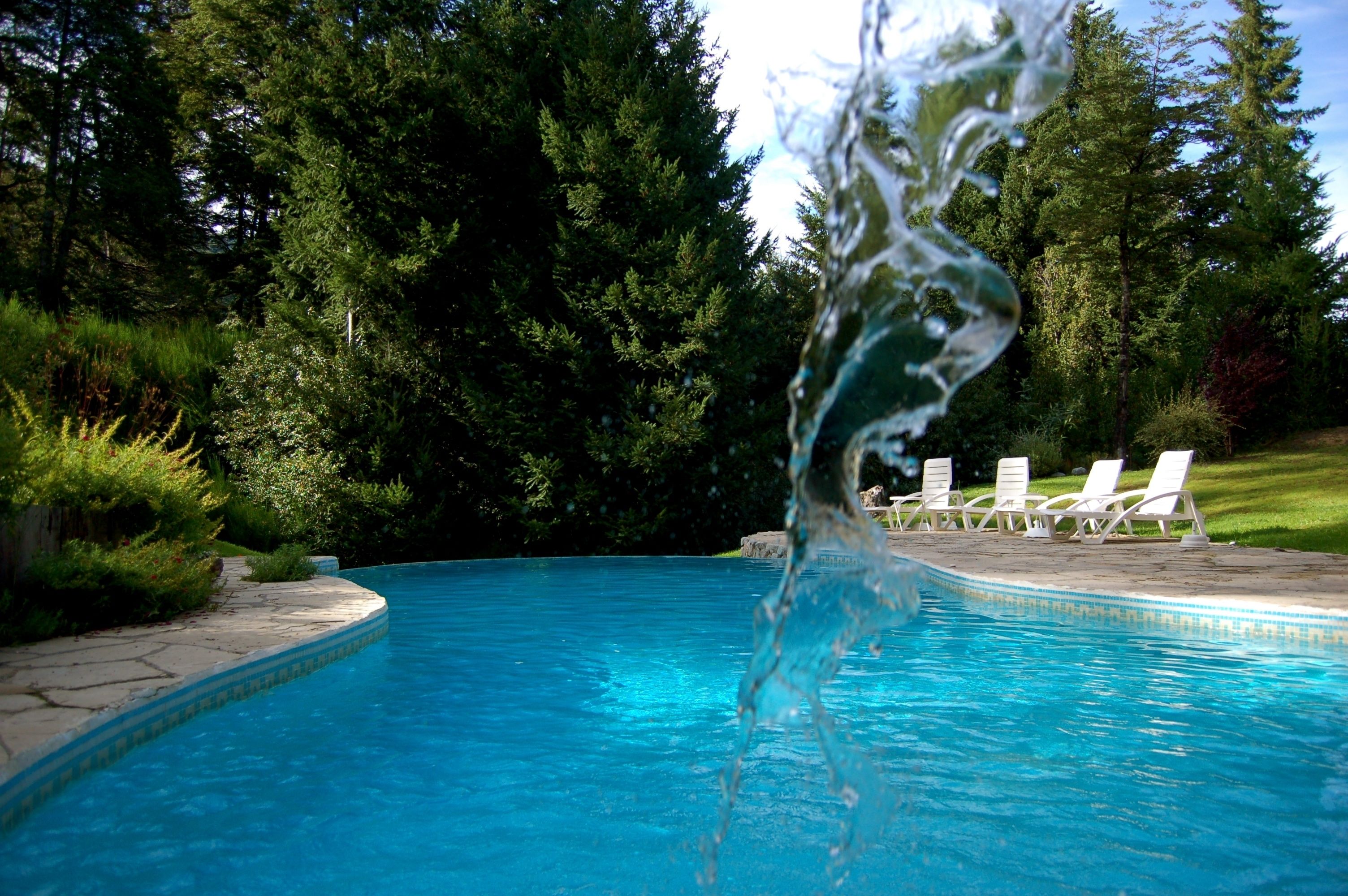 季节性开放的室外游泳池，11:00 至 21:00 开放，池畔遮阳伞，日光浴躺椅