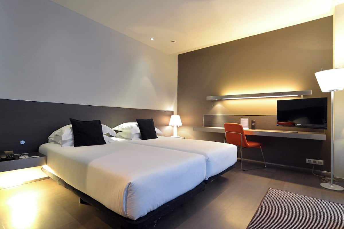 Enkelt | Minibar, safe på rommet, skrivebord og blendingsgardiner