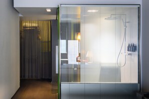 Executive | Bathroom | Combined shower/tub, designer toiletries, hair dryer, slippers - Soho Hotel (Barcelona)