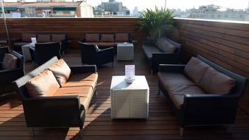 Una piscina al aire libre de temporada, sillones reclinables de piscina