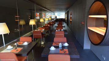 Daily continental breakfast (EUR 17 per person)