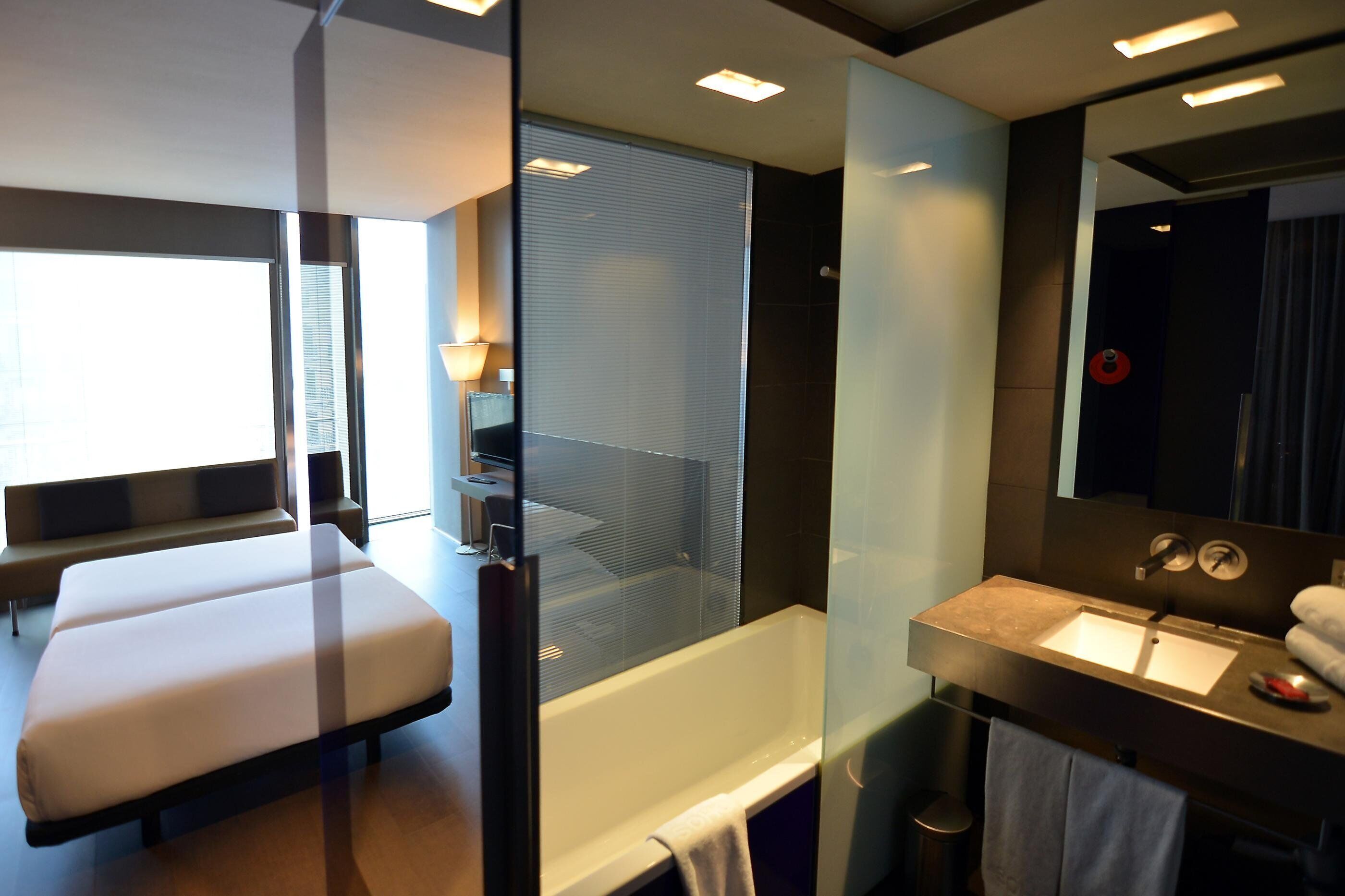 standard room | minibar, in-room safe, desk, blackout curtains