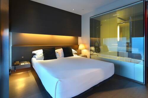 Standard Room | Minibar, in-room safe, desk, blackout drapes