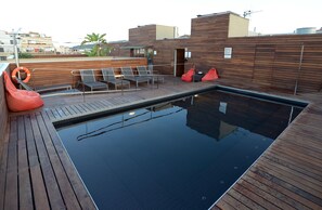 Piscina externa sazonal, funciona das 9h às 19h, espreguiçadeiras