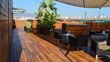 Seasonal outdoor pool, sun loungers